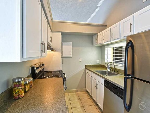 5th image of 802 Village Ln