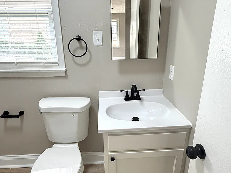 121 N Broadway St — Photo 7