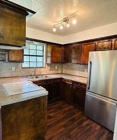 1470 FM 2712 — Photo 10