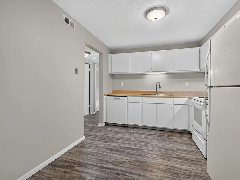 Hollow Hills Apartments — Photo 123
