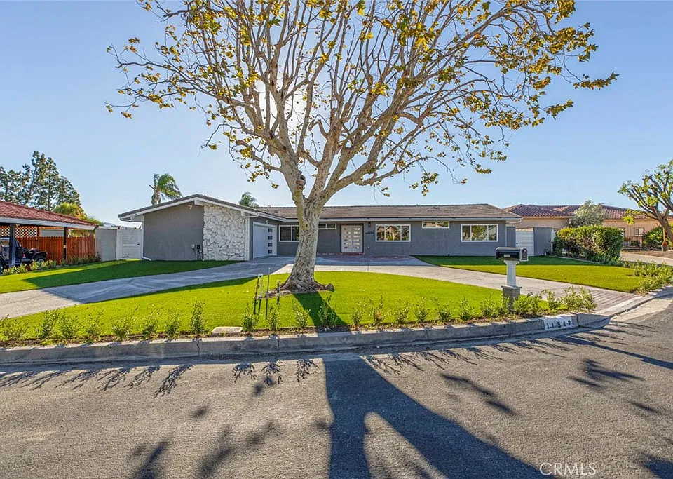 11542 Encino Ave