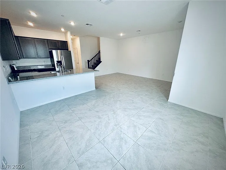 850 Bronzite St — Photo 5
