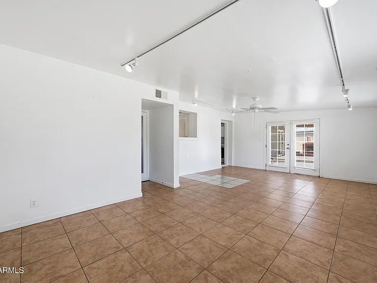 1031 E Vermont Ave — Photo 9