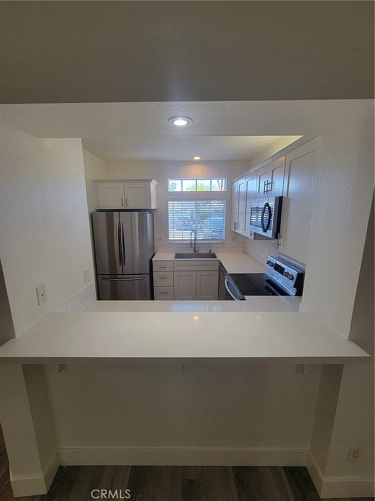 2 bed, 1010 sqft, $3,750 — Photo 4