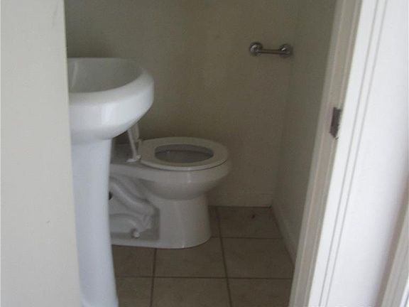 4th image of 302 Fannin St