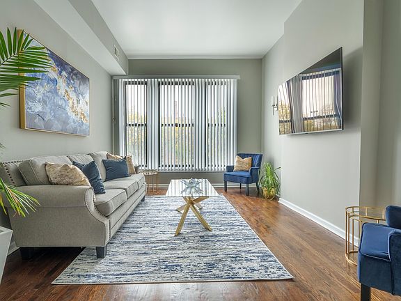 3rd image of 329 S Leavitt St #2
