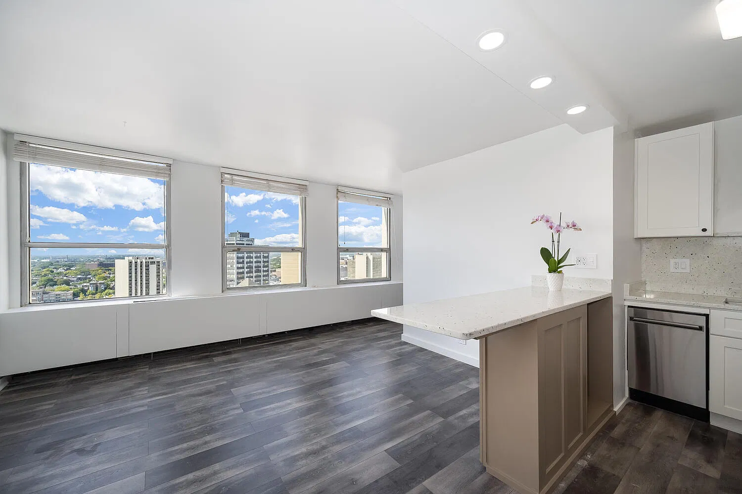 2626 N Lakeview Ave — Photo 1