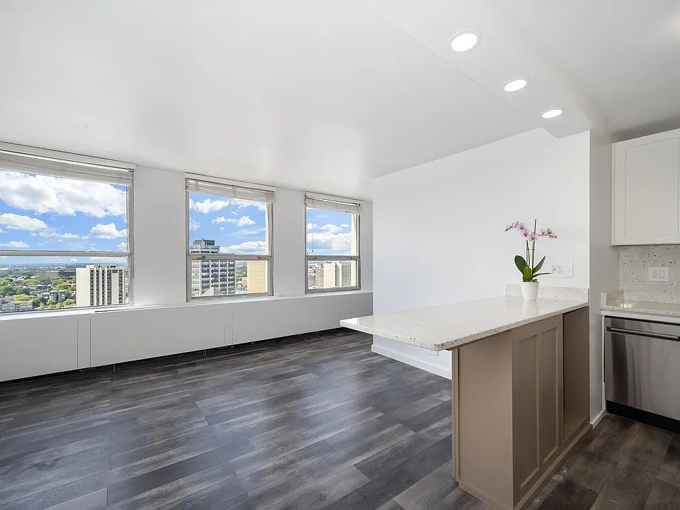 2626 N Lakeview Ave #2106