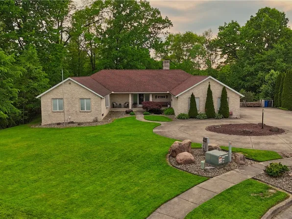 1751 Squaw Creek Dr, Girard, OH 44420