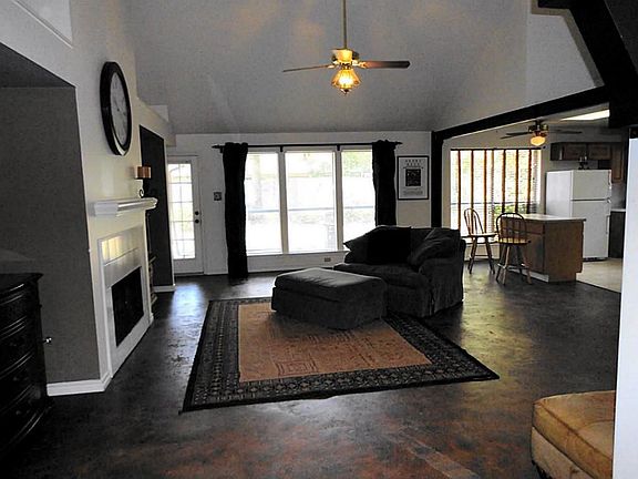3rd image of 16010 Surrey Woods Dr