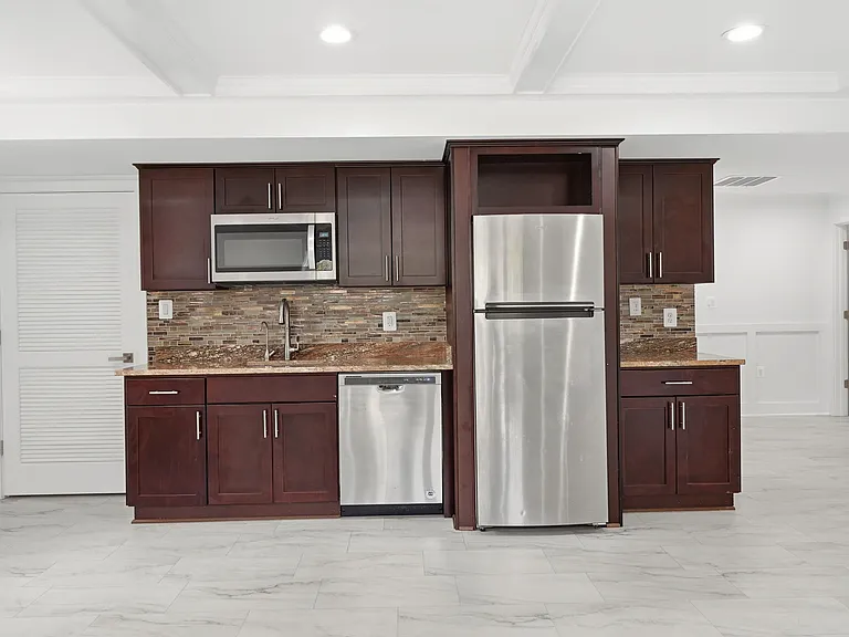 7504 Dolce Dr — Photo 32