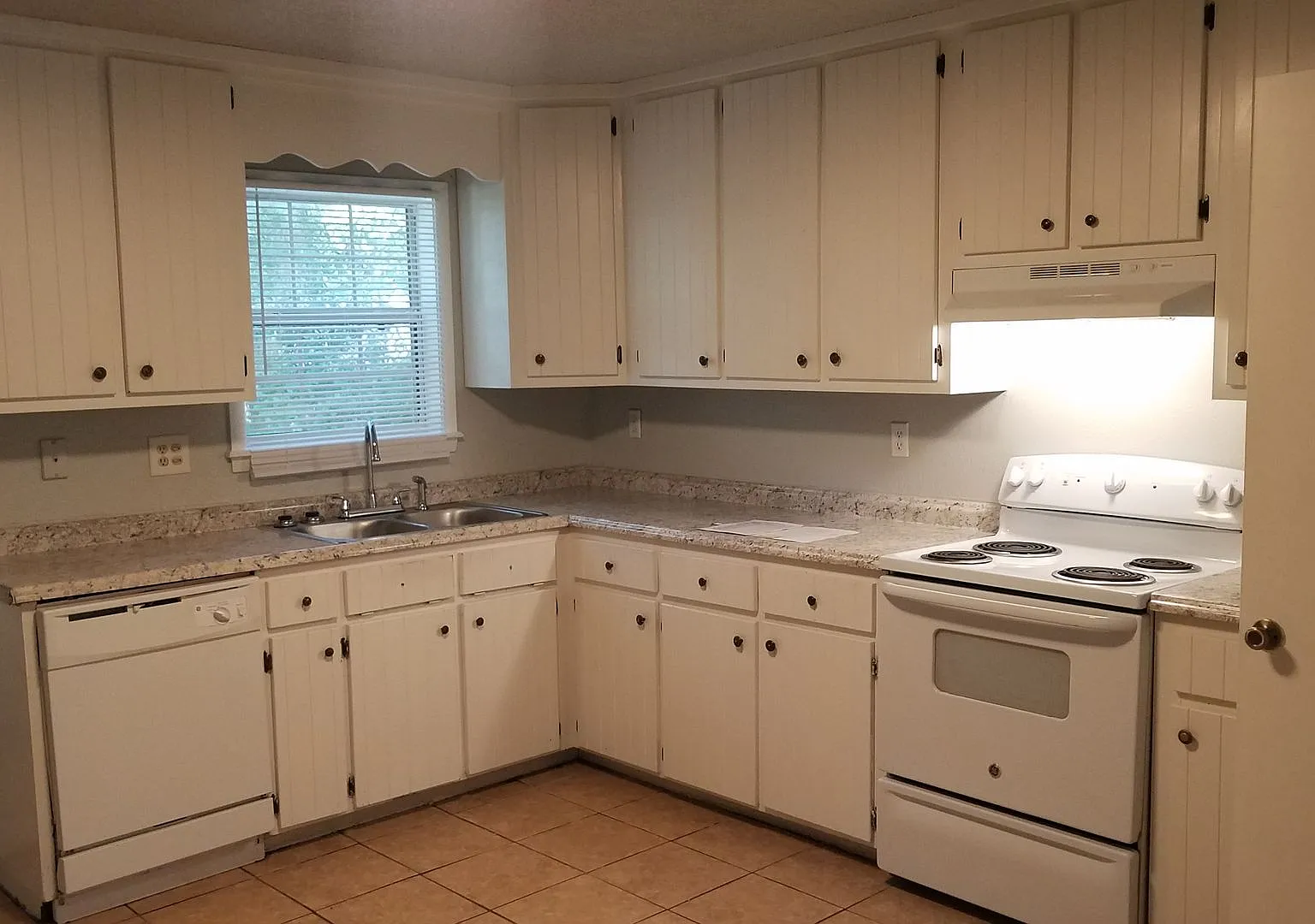 2 bedroom/1.5 bathroom Townhome — Photo 4