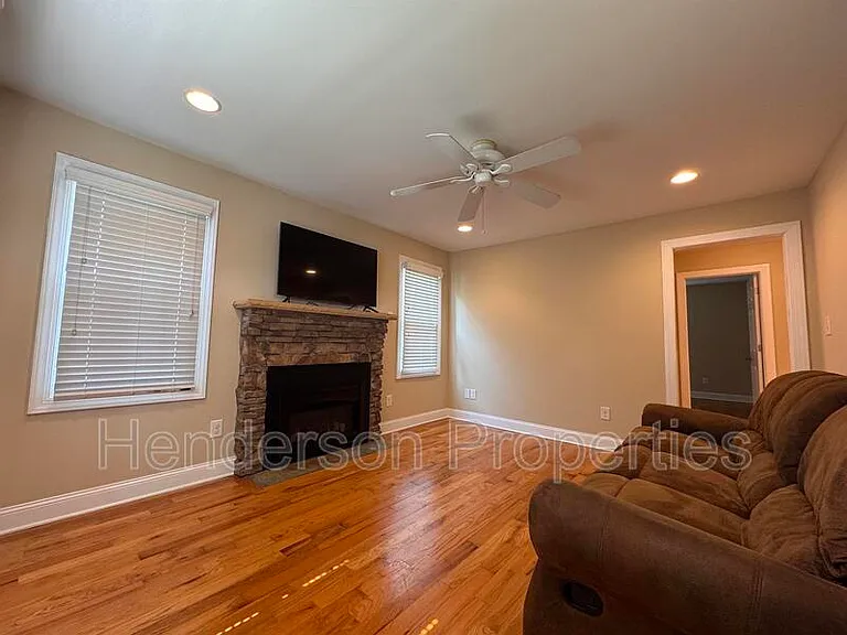 712 Hunter St — Photo 8