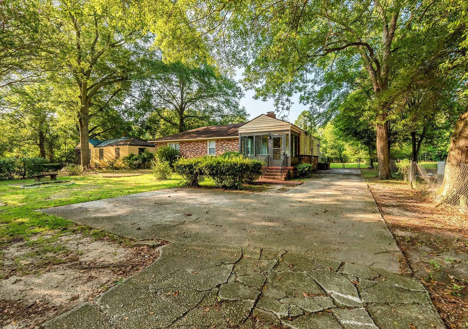 4 bed/2 bath off Olive Road, with fenced back yard! Vouchers Accepted! — Photo 4