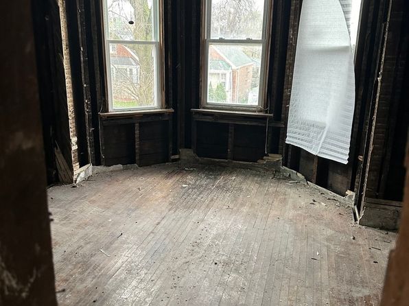 chicago-illinois-2071988333 picture