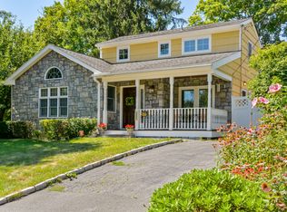 2 Sutton Pl, Pleasantville, NY 10570