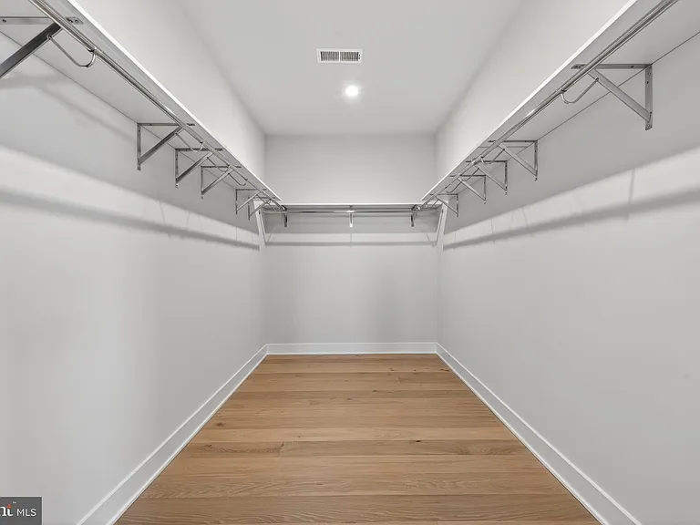 881 N Manchester St — Photo 31