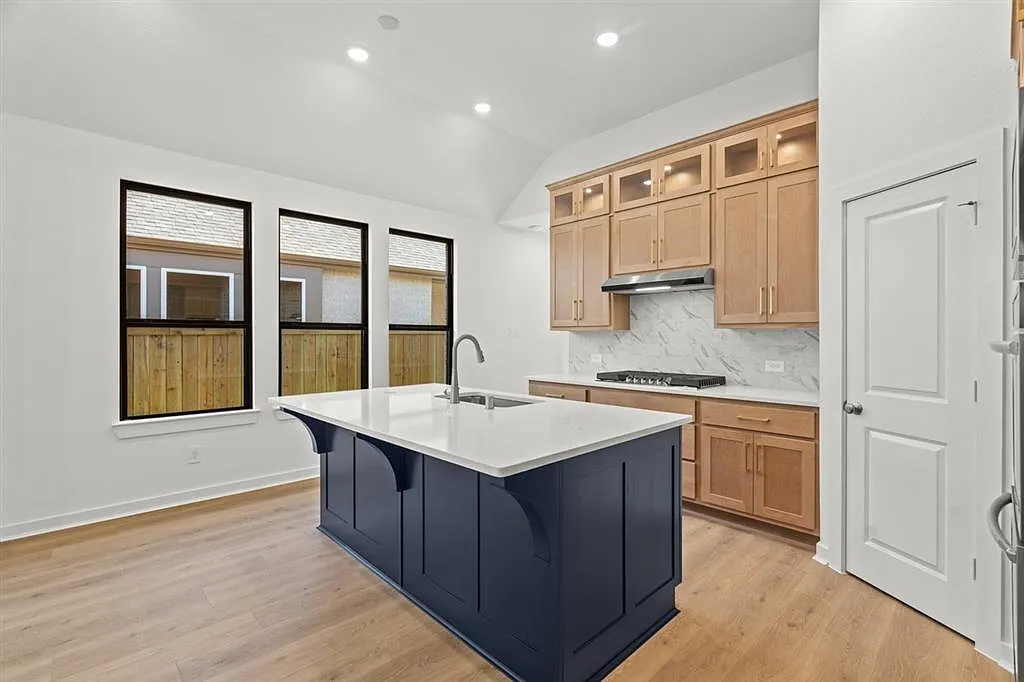 4 bed, 2.5 bath, 1979 sqft, $2,850 — Photo 3