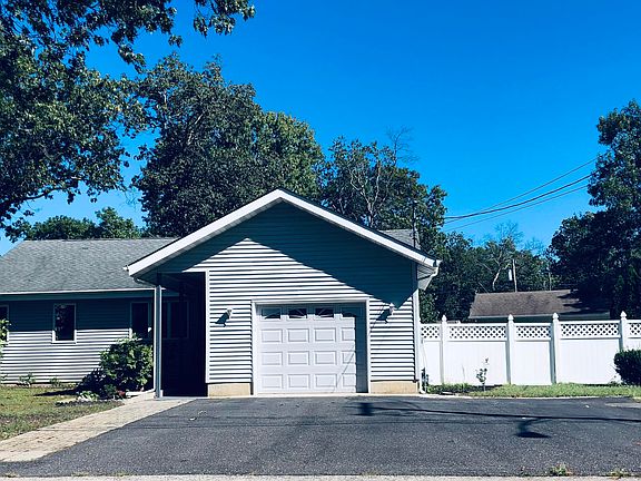 3rd image of 512 Lakeside Dr N