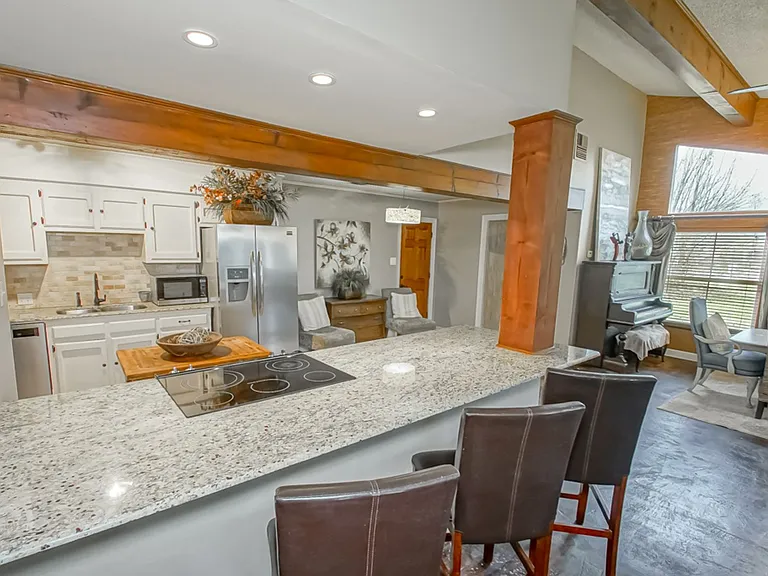 7634 Oakmount Dr — Photo 9