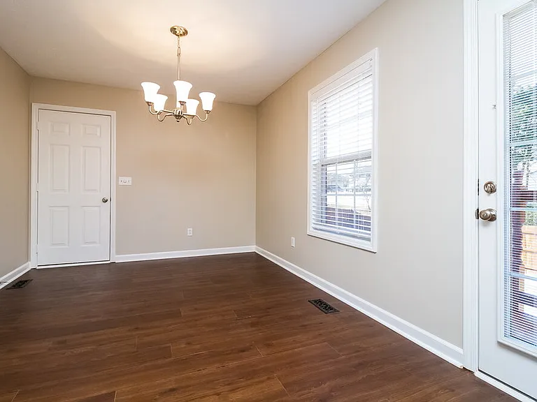 304 Acorn Ct — Photo 5