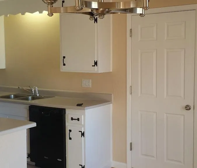 4102 Comanche Rd NE — Photo 3