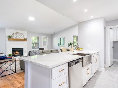 855 E Riverside Dr, Grapevine, TX, 76051