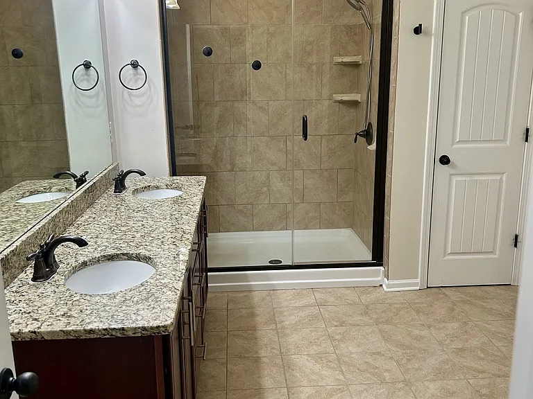 Primary en-suite Bathroom