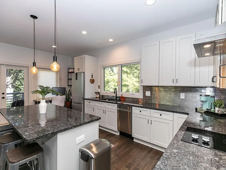 1084 Sanders Ave SE #B — Photo 11