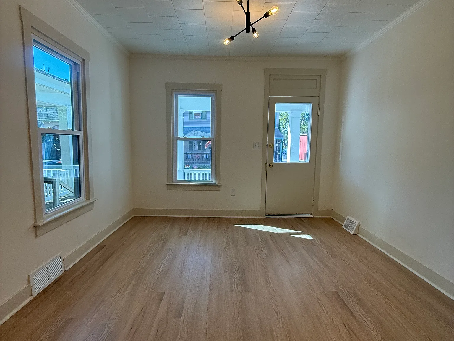 3 bed, 1296 sqft, $2,150 — Photo 4
