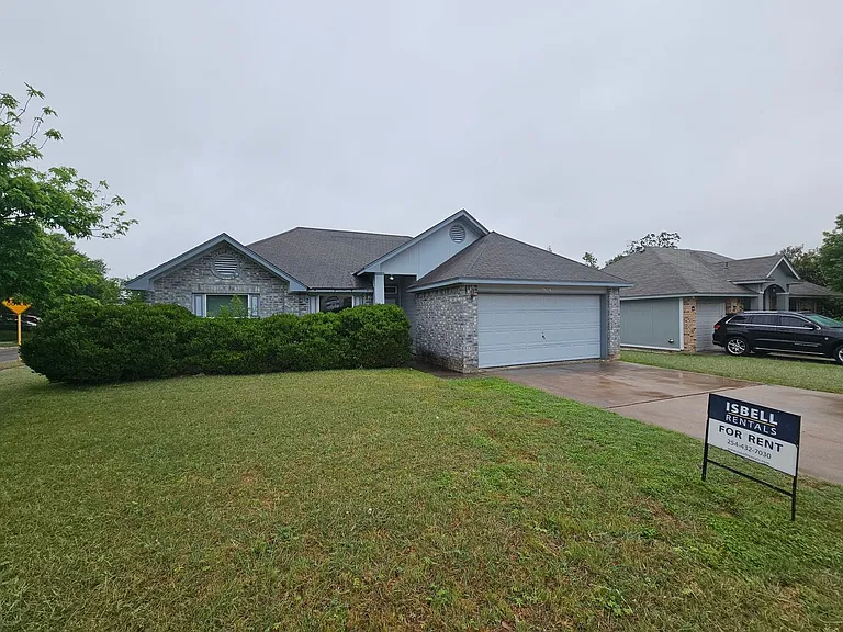 2606 Remington Dr — Photo 2