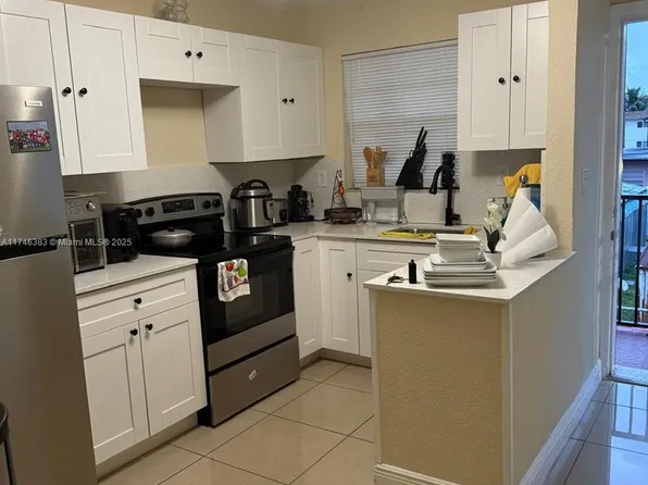 1000 W 28th St APT 8, Hialeah, FL 33010