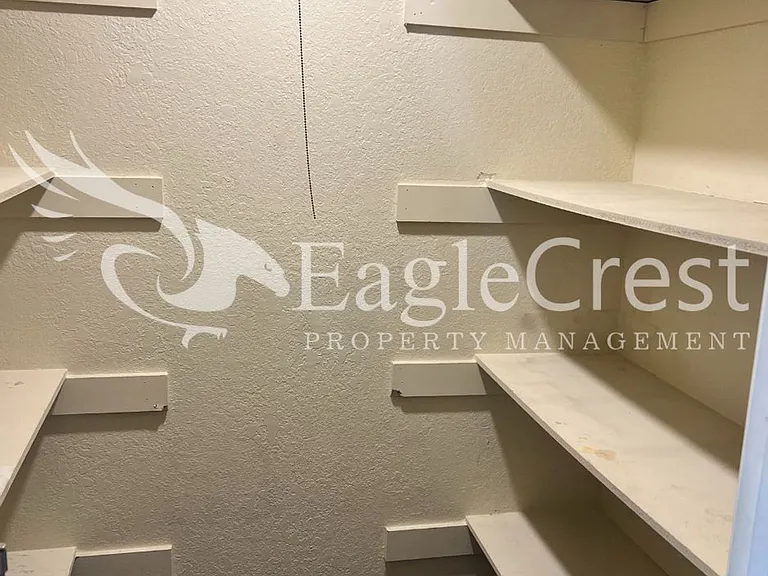 320 NE C St — Photo 10