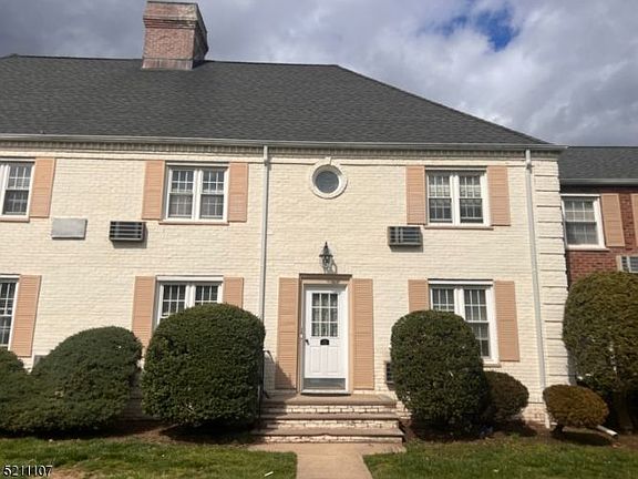 4th image of 15 Parkway Vlg #A