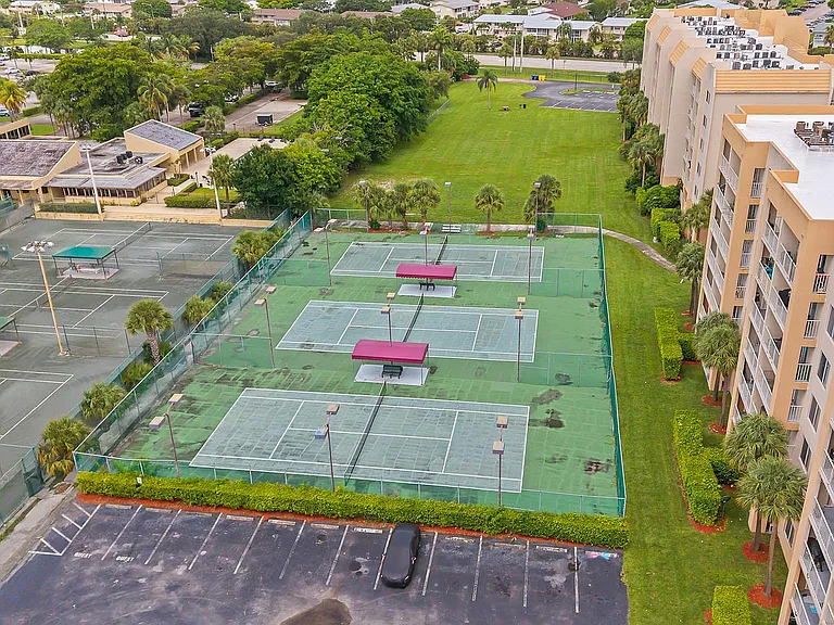 Tennis Towers Apartments — Photo 22