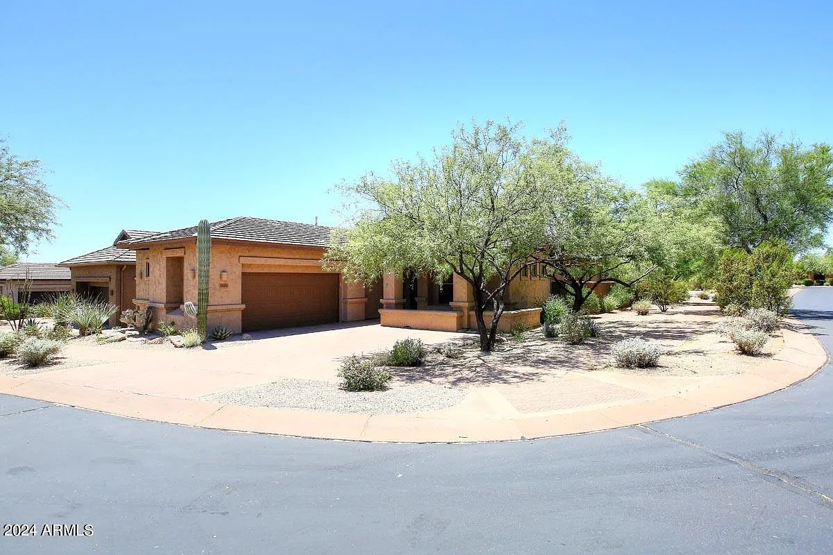 4 bed, 2.5 bath, 2500 sqft, $5,100 — Photo 1