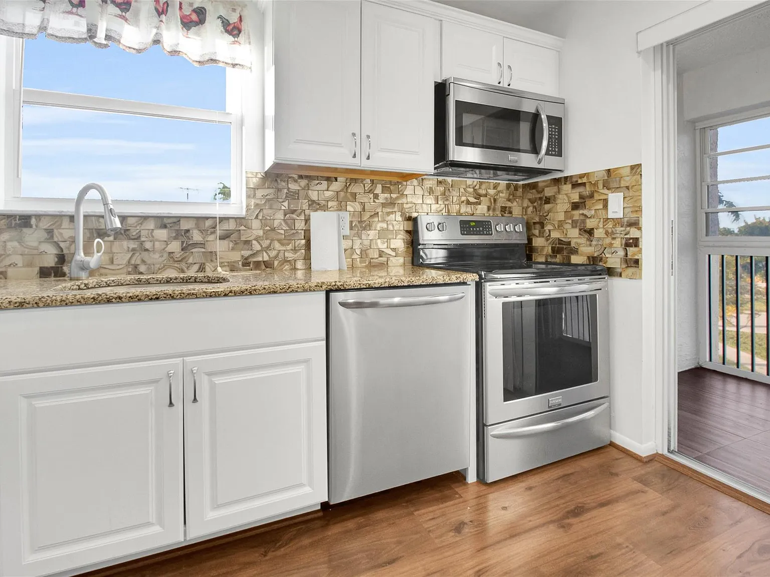 2 bed, 2.0 bath, 970 sqft, $1,650 — Photo 3