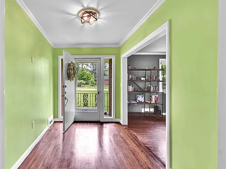 1102 Greenacres — Photo 2