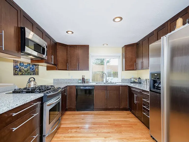 2730 NE Laura St — Photo 4