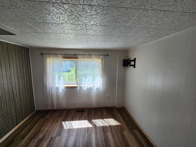 227 SE Eisenhower St #E — Photo 16
