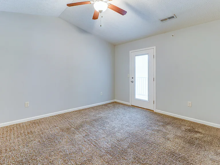 Crossroads Apartments — Photo 13