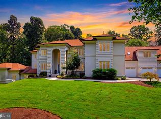 1127 Walker Rd, Great Falls, VA 22066