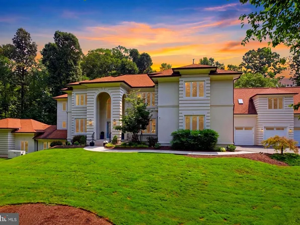 1127 Walker Rd, Great Falls, VA 22066