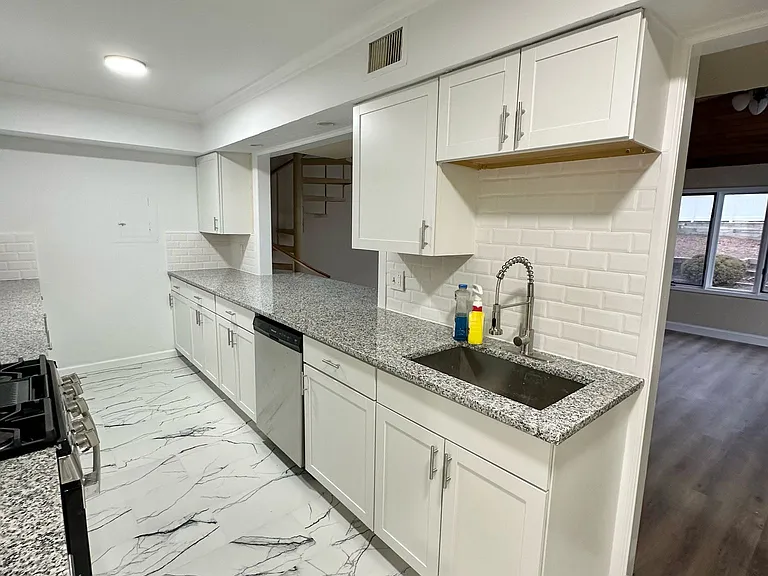 1749 Hillside Pl — Photo 11