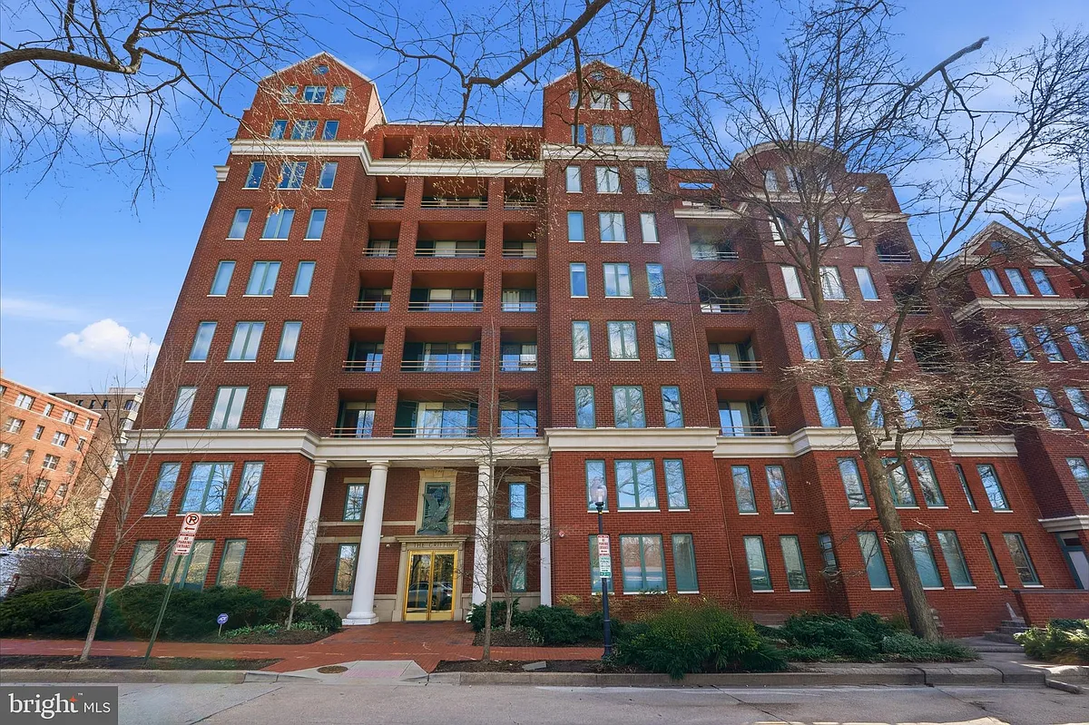 Photo 1 of 25 - 955 26th St NW #305 - Washington, DC Primary Photo - 955 26th St NW #305