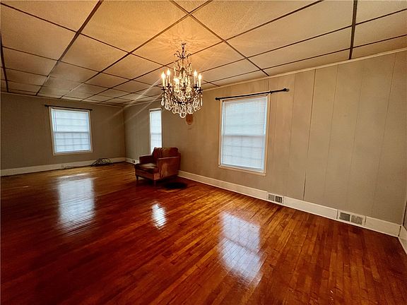 5th image of 920 Dewey Ave