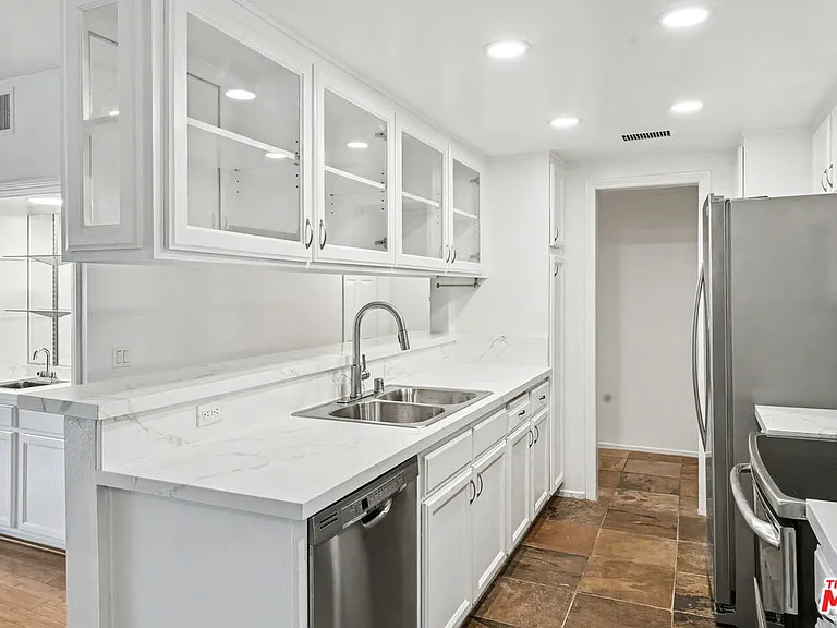 521 Montana Ave #301 — Photo 8