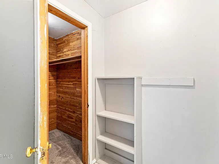 1015 N Clark Dr — Photo 6