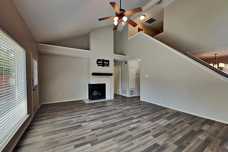 3 bed, 3.0 bath, 1823 sqft, $2,500 — Photo 2