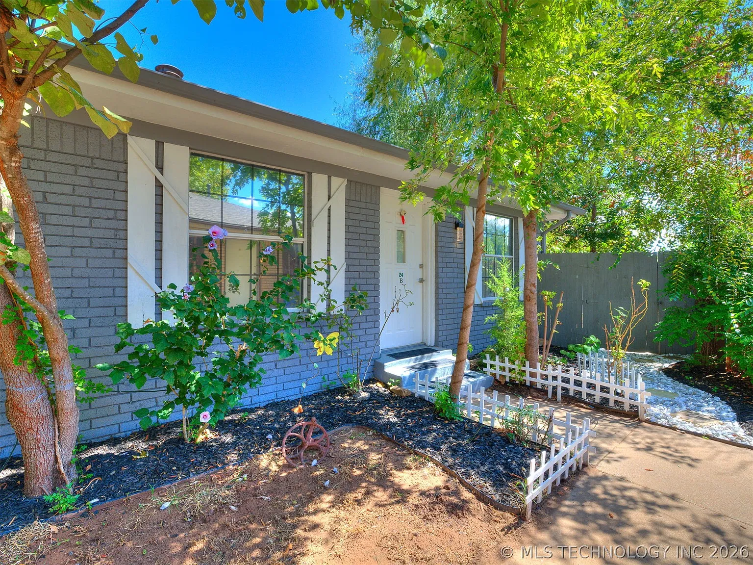 2 bed, 1.0 bath, 892 sqft, $1,460 — Photo 4